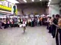 Dziecko na pokazie breakdance