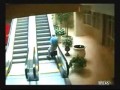 Dziadek na ruchomych schodach