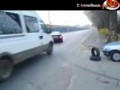 Głupia i niebezpieczna zabawa na drodze