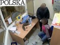 Policja rozbiera kobiety w markecie
