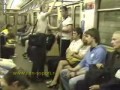 Atrakcyjna dziewczyna w metrze