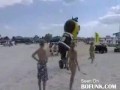 Niegrzeczna maskotka na plaży