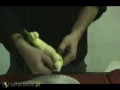 Jak pokroić banana nie obierając go