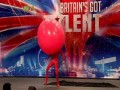 Britains Got Talent - Facet z wielkim balonem
