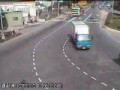 Motocyklista pod kołami ciężarówki