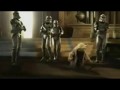 Yoda tańczący breakdance