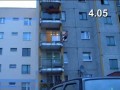 Zabawa w ganianego z policją na balkonie