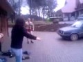 Skok na główkę do zamarzniętej wody