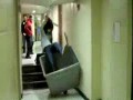 Głupia zabawa na korytarzu