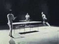 Bruce Lee gra w ping ponga za pomocą nunchaku