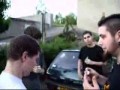 Wkręt z kapslem przyklejonym do czoła