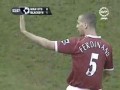 Rio Ferdinand kopie piłką w kobietę