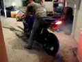 Palenie gumy na dywanie w salonie