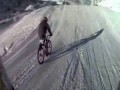 25 metrowy backflip rowerem w snowparku