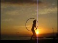 Piękna dziewczyna tańczy Hula Hop