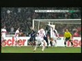 Gratulacje od kolegi po strzeleniu gola