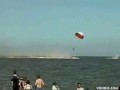 F16 wpada do  wody na plaży