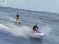 Surfer i ogromna fala
