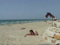Nieudany backflip na plaży