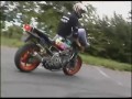 Drift motorem z nogami na kierownicy