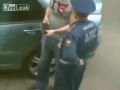 Ruski milicjant bierze łapówkę