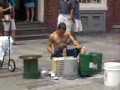Uliczny perkusista