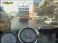 Szalony motocyklista w ruchu miejskim