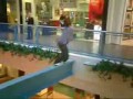 Akrobacje w centrum handlowym
