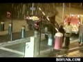 Auto PODNIESIONE na zaporze!