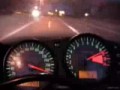 Szalony motocyklista na autostradzie
