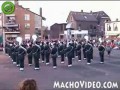 Dziecko kontra mężczyzna z tubą