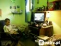 Naprawa wideła przez zatroskanego tatusia