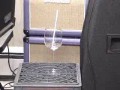 Rozbijanie szkła gitarą elektryczną