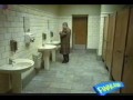 Motocyklista w WC