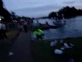 Wepchnął policjantów do wody