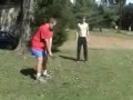 Piłeczką golfową w brzuch