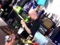 Najzabawniejszy (i najlepszy) barman na świecie