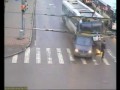 PRAWIE rozjechał go autobus!