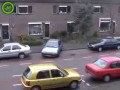 Blondynka parkuje samochód