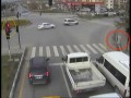 Kobieta przebiegająca na czerwonym świetle
