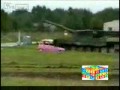 Różowe auto kontra czołg