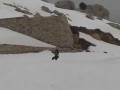 Bardzo wysoki lot snowboardera