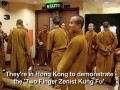 Mnich z Shaolinu staje na 2 palcach