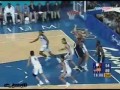 Vince Carter przeskakuje obrońce