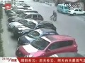 Człowiek rzuca rowerem w dwóch złodziei na motorze