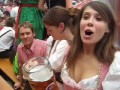 Ładna dziewczyna wypija duże piwo w 55 sekund