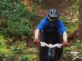 Przejażdżka rowerzysty po lesie
