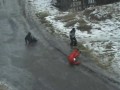 Oblodzona droga i silny wiatr