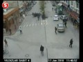 Kierowca uderza w drzewo!