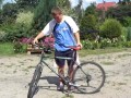 Otwieranie piwa przy użyciu roweru